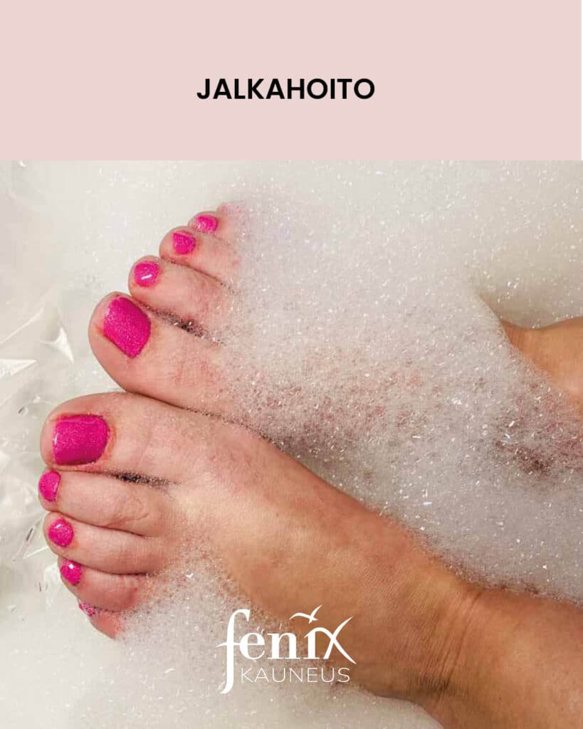 Jalat vaahtokylvyssa, pinkit varpaankynnet pilkistavat vaahdon alta.