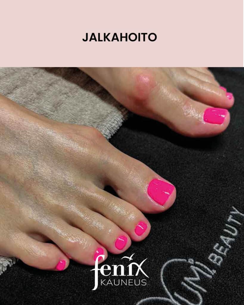 Kirkkaan pinkilla kynsilakalla lakatut varpaankynnet ja jalat jalkahoidon jalkeen.