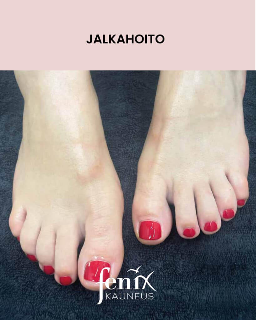 Kirkkaan punaisella kynsilakalla lakatut varpaankynnet ja jalat jalkahoidon jalkeen.