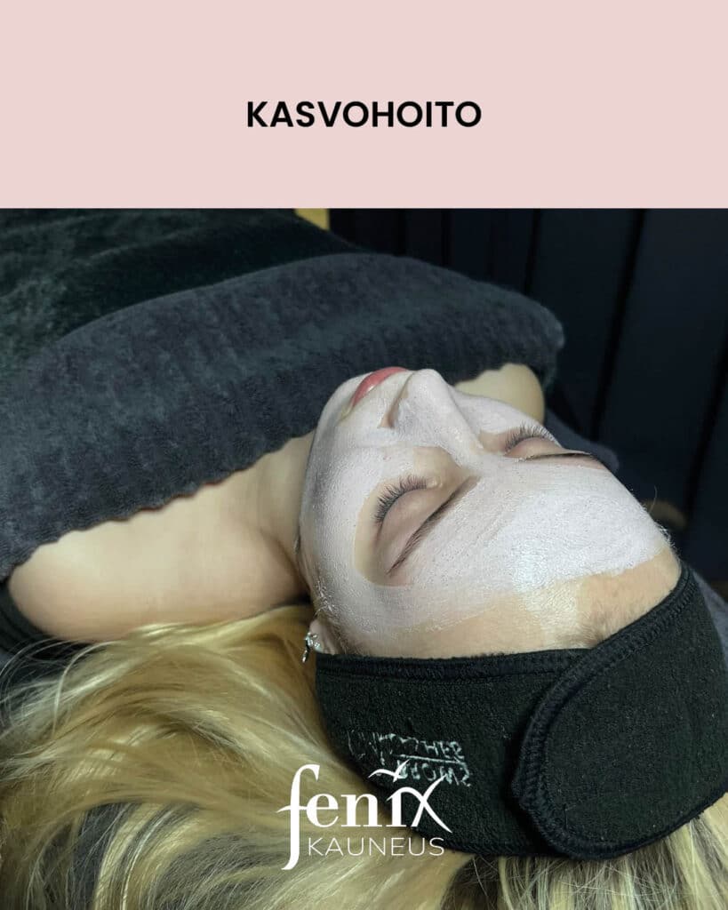 Nuori kaunis nainen makaa kasvohoidossa Fenixin Helsingin toimipisteessa, voidemainen vaalea naamio kasvoillaan.