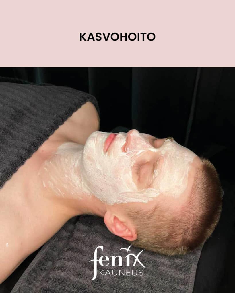 Nuori mies nauttii kasvohoidosta kasvonaamio kasvoillaan.