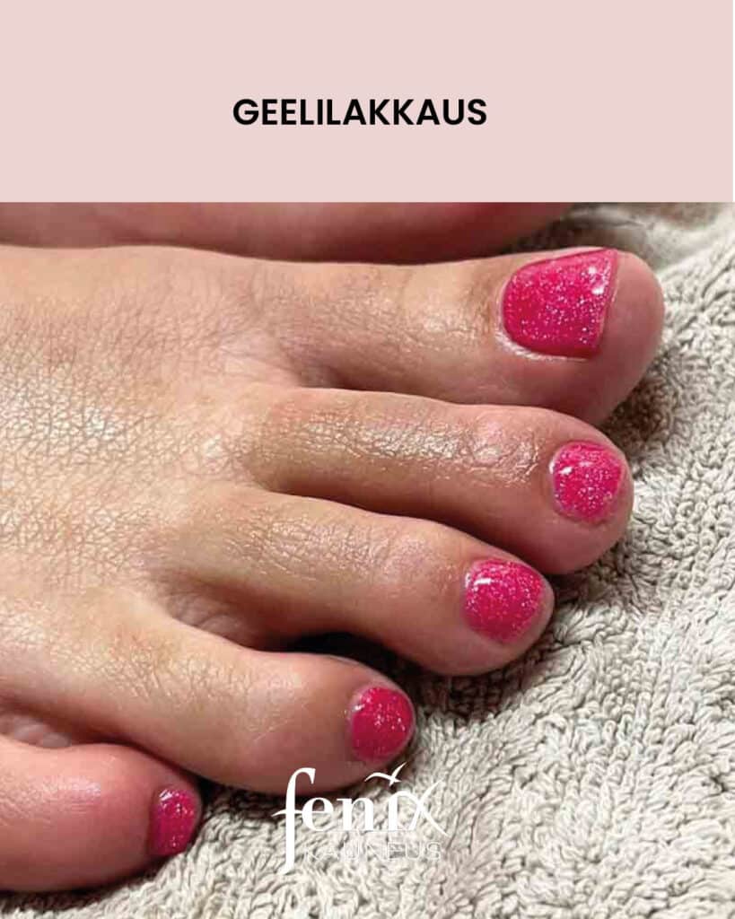 Kirkkaanpinkilla glitter geelilakalla lakatut varpaankynnet.