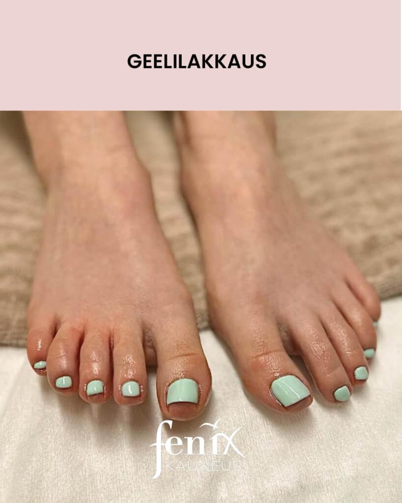 Mintunvihrea geelilakkaus varpaiden kynsissa.