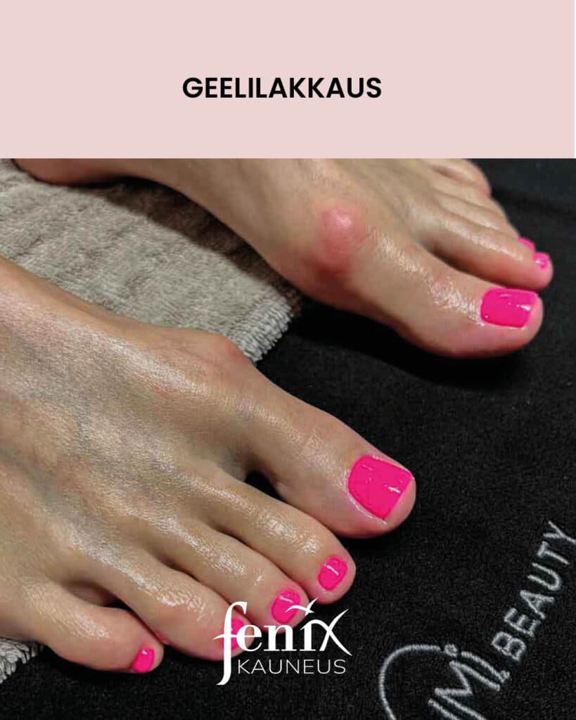 Kirkkaan pinkki geelilakkaus varpaiden kynsissa.