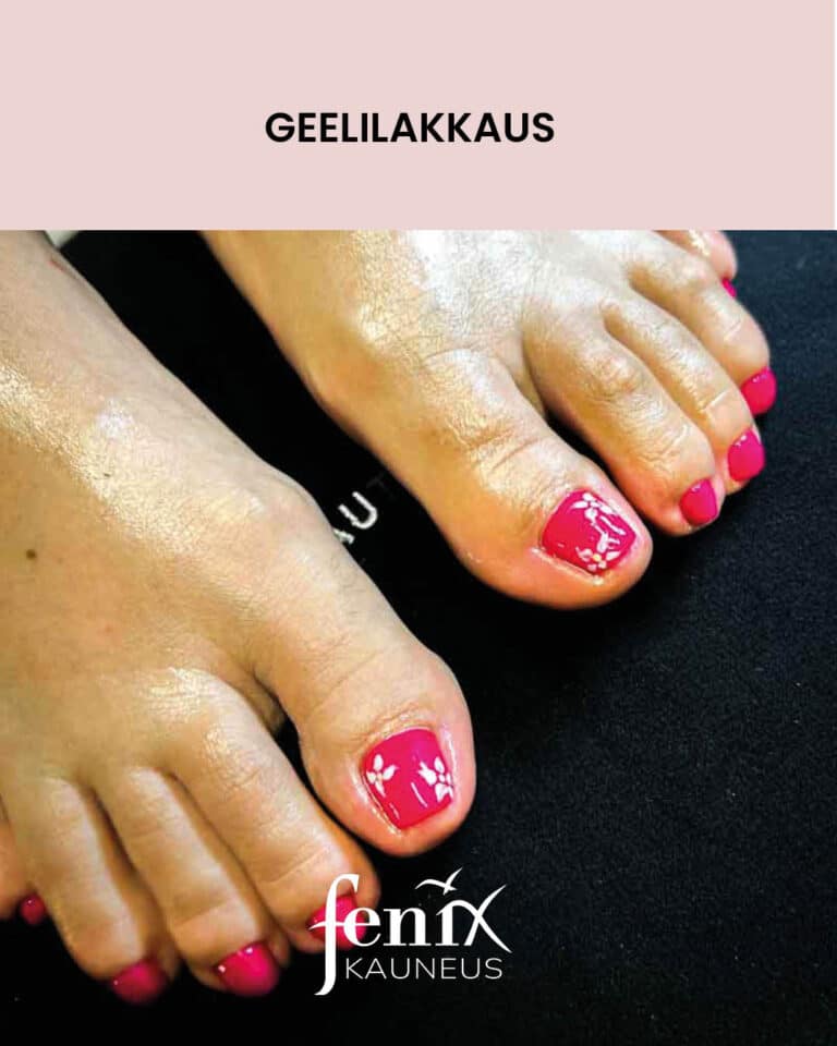 Kirkkaan pinkki geelilakka varpaiden kynsissa ja valkoiset kukkamaalaukset isovarpaiden kynsissa.