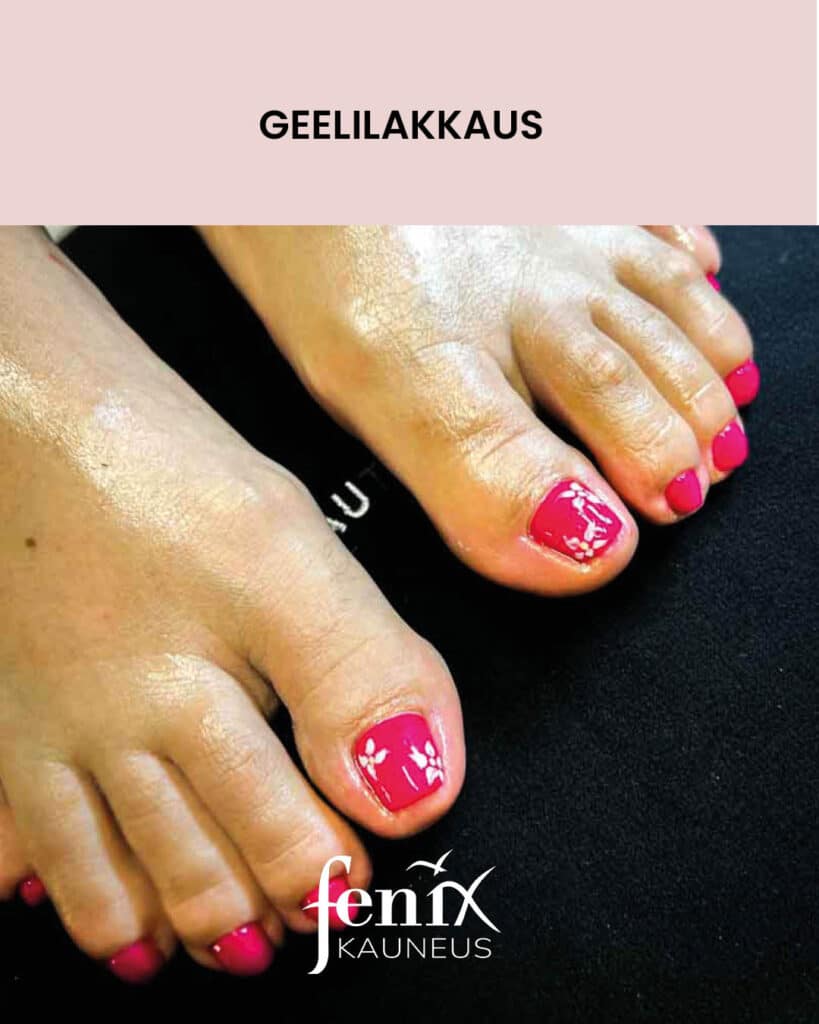 Kirkkaan pinkki geelilakka varpaiden kynsissa ja valkoiset kukkamaalaukset isovarpaiden kynsissa.