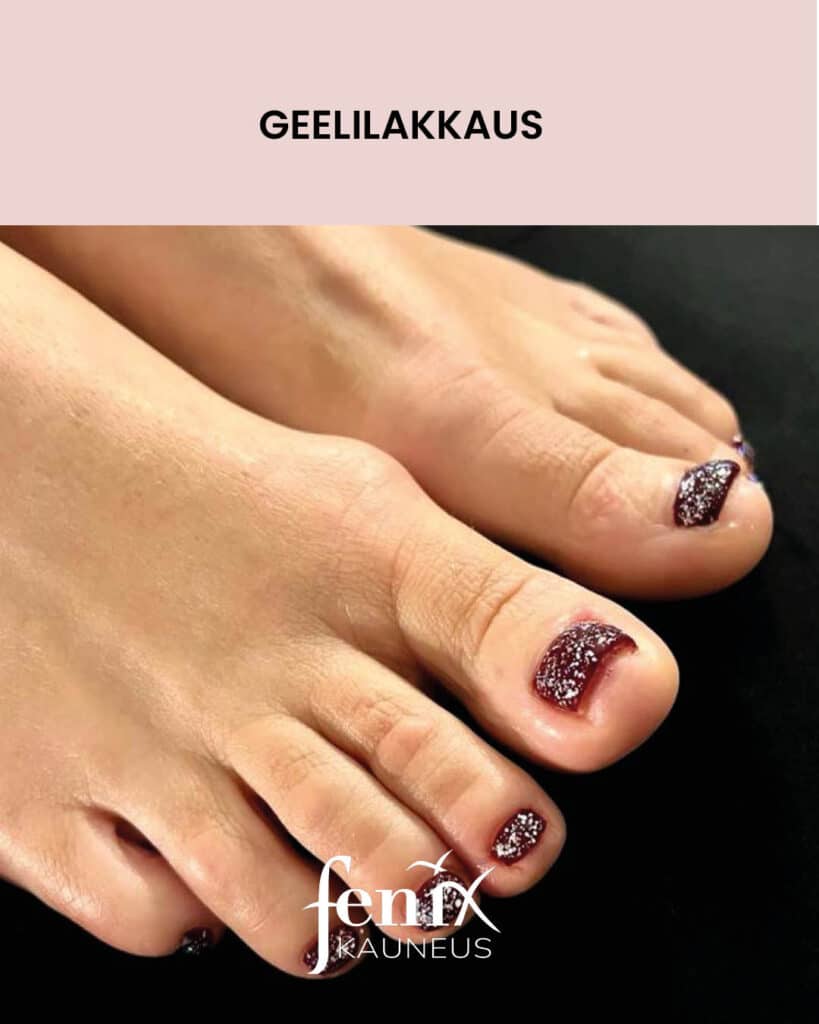 Tummanpunainen hopeglitter geelilakkaus varpaiden kynsissa.