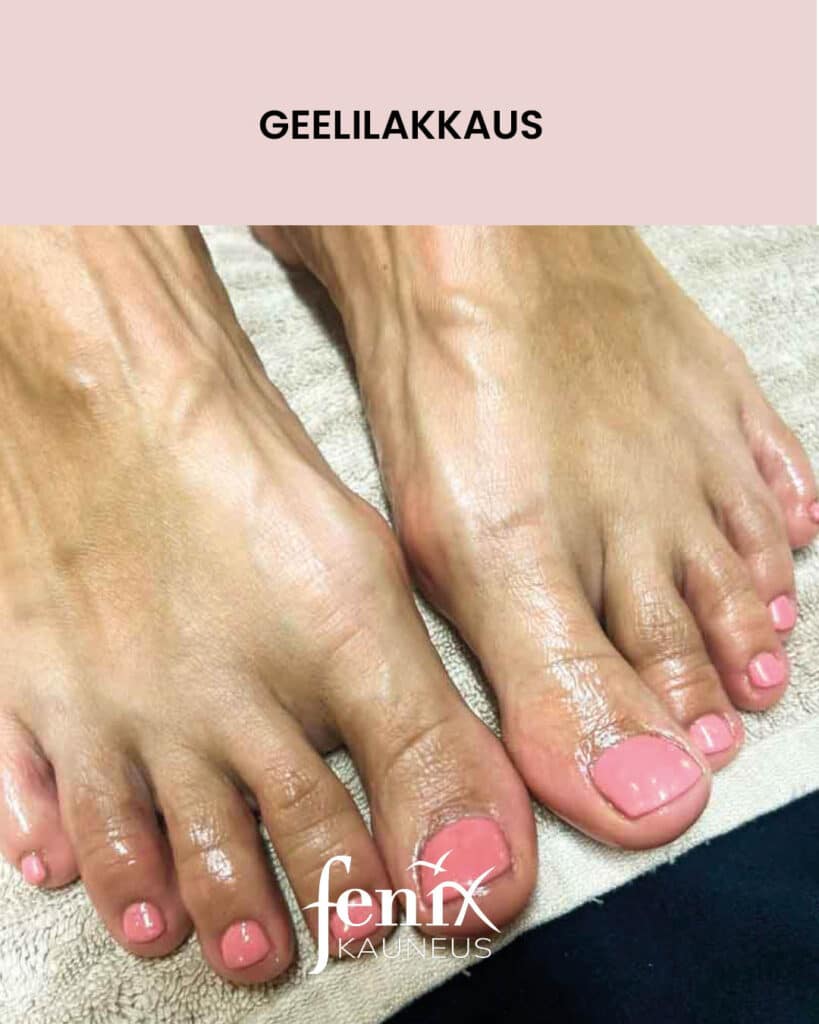 Vaaleanpunaisella geelilakalla lakatut varpaankynnet.
