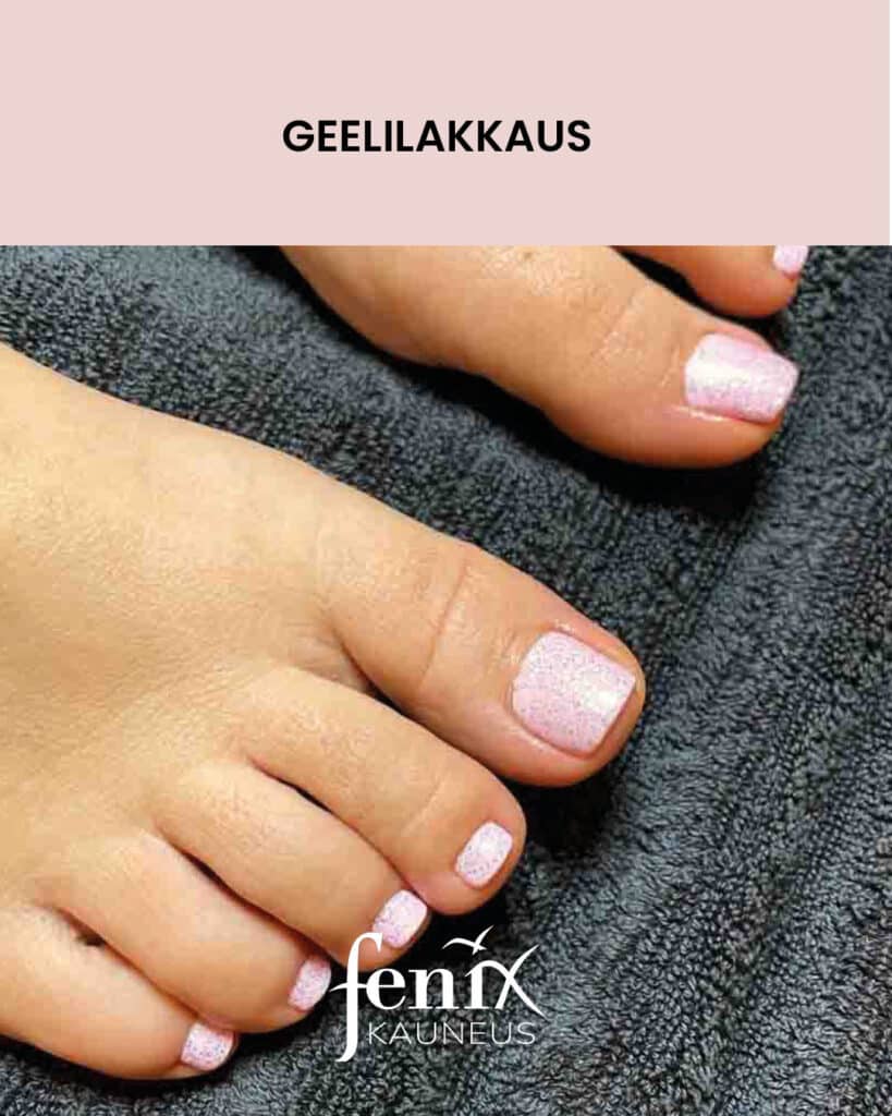 Vaaleanpunaisella glittergeelilakalla lakatut varpaankynnet.