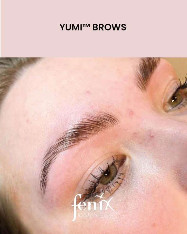 Nuoren naisen kulmakarvat jalkeen YumiBrows kulmakarvojen laminointihoidon.