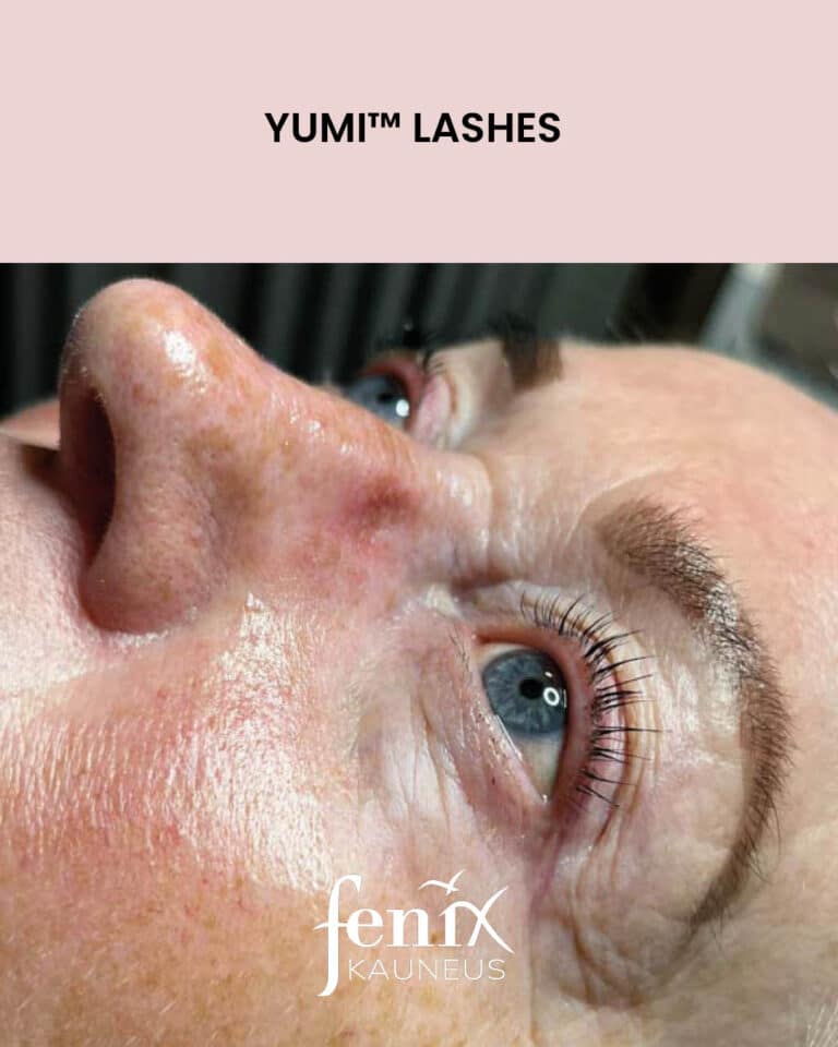 Lahikuva sivustapain yumilashes aikuiselle naiselle.