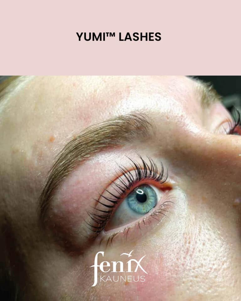 Nuoren naisen silmat YumiLashes lashliftin jalkeen.