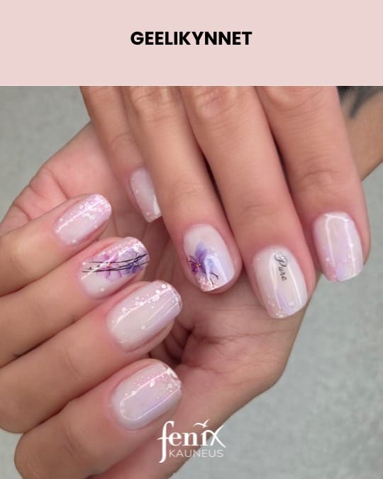 Vaaleat lyhyet kukalliset geelikynnet.