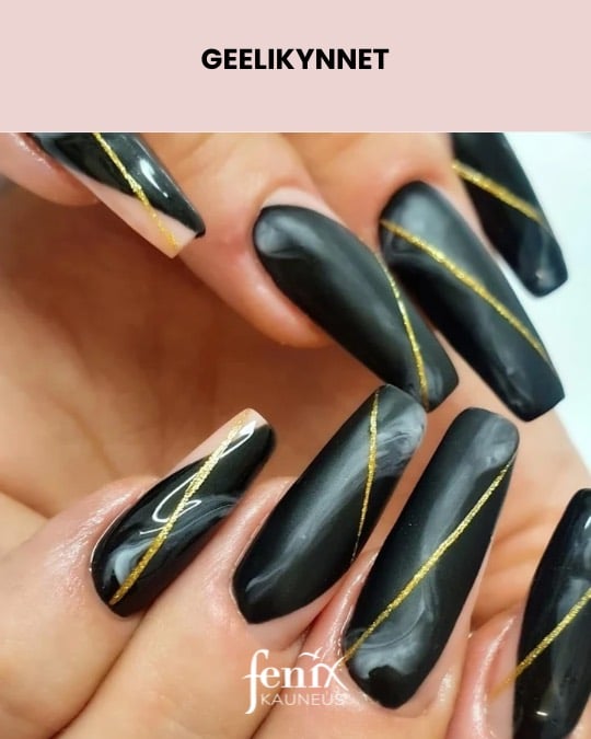 Pitkat mustakultaiset geelikynnet.