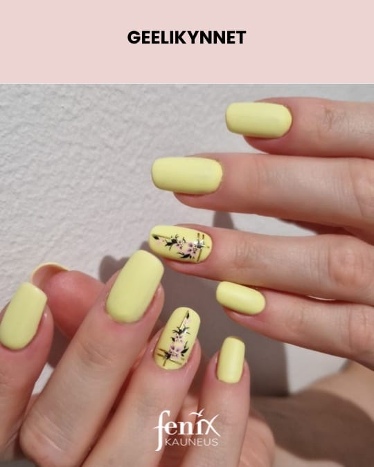 Vaaleankeltaiset kukkasomisteiset geelikynnet.