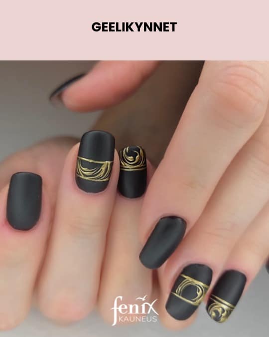 Mustat lyhyet neliskanttiset geelikynnet kultaisin koristein.