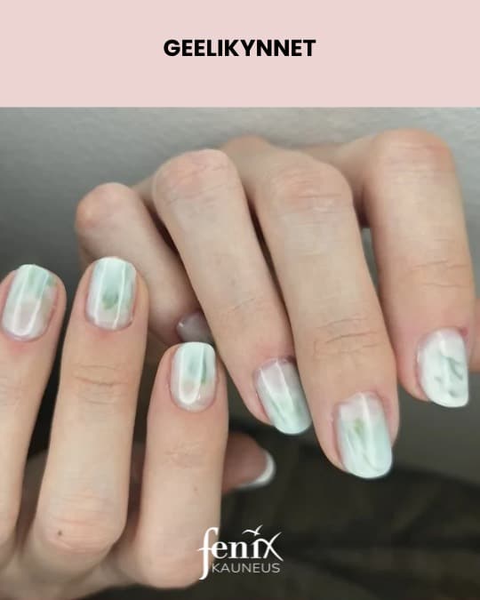 Vaaleanvihreat marmorikuvioiset lyhyet geelikynnet.