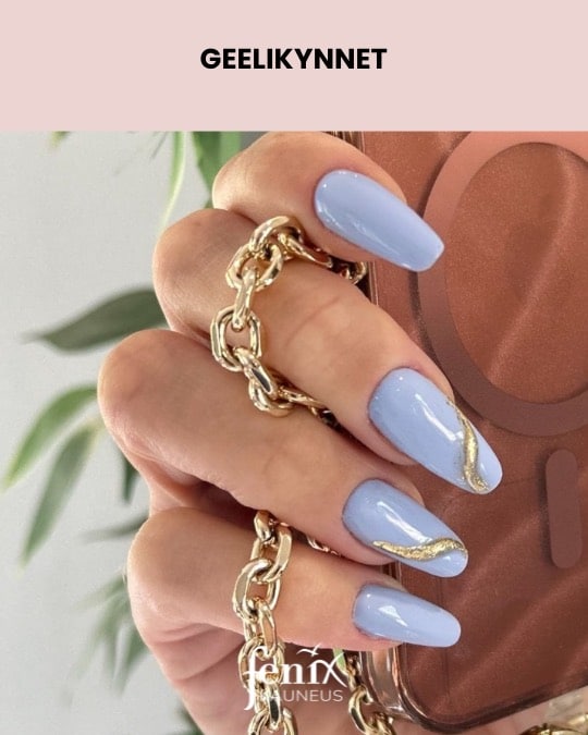 Pitkat vaaleanlilat geelikynnet kultakoukeroin.