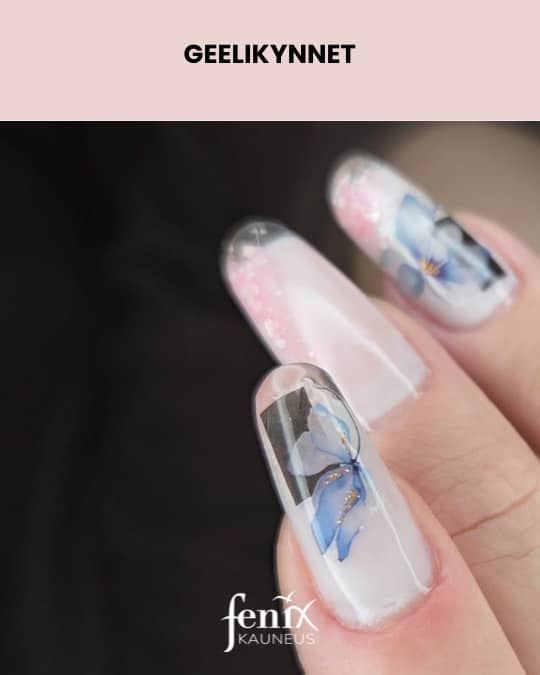 Lapikuultavat kukalliset pitkat geelikynnet.