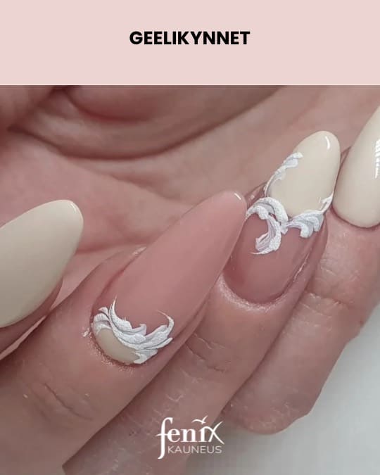 Pitkat nudet geelikynnet valkein koukeroin.