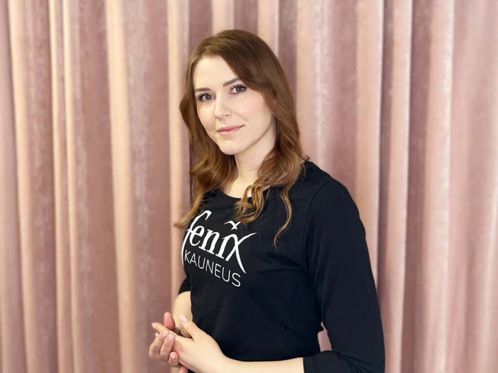 Kynsiteknikkomme Jasmina.