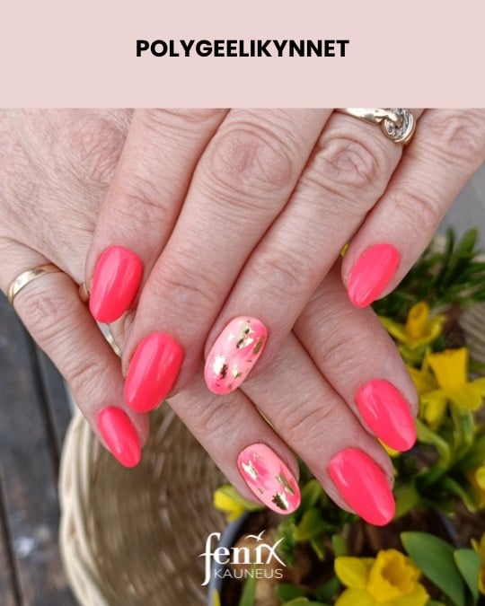 Kirkkaanpinkit almon geelilakkaus kynnet hienoilla heijastavilla hopeilla koristeilla.