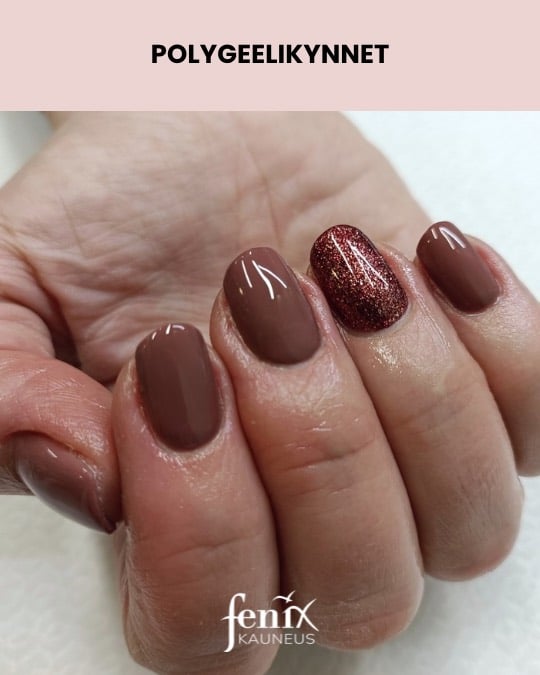 Ruskeat upeat polygeelikynnet ja yksi sormi glitterilla.