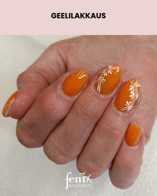 Oranssit lyhyet polygeelikynnet valkoisilla kukkakuvioilla.