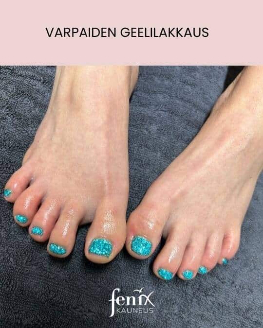 Kirkas sininen kimalteilla geelilakkaus varpaissa.