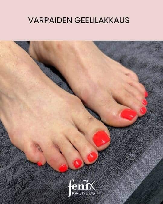 kirkas oranssi geelilakkaus varpaissa.