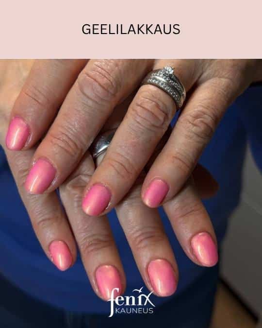 Kirkas pinkki geelilakkaus sormissa.