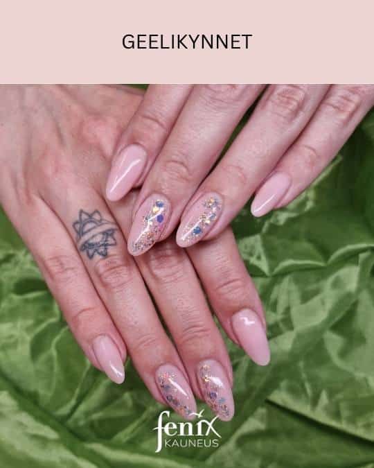 Nudet geelikynnet liloilla pienillä glitter ja timantti koristeilla.