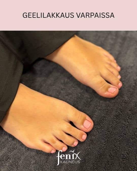 Nude geelilakkaus varpaissa.